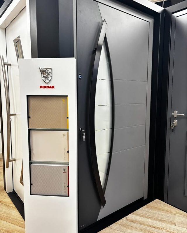 🚪 ✨ Découvrez la nouvelle porte d’entrée Pirnar chez Homso Confort ! ✨

La nouvelle porte haut de gamme Pirnar vient d’arriver dans notre showroom de 250m² à Franconville (Val-d’Oise - 95) ?📍

Une porte d’entrée exceptionnelle qui allie design, innovation et sécurité. 🔐
Cette porte Pirnar est conçue avec les meilleures technologies de menuiserie :
- Serrure connectée intelligente pour un accès sécurisé et moderne 📲
- Seuil carbone pour une excellente isolation❄️🔇
- Bicoloration personnalisée pour une esthétique unique et élégante 🎨
- Barre de tirage design et poignée intérieure assortie à la menuiserie 🤩
- Vitrage de sécurité haute résistance 🔒
- 5 clés fournies pour plus de confort et de sérénité 🗝️

Venez la découvrir dès maintenant dans notre showroom Homso Confort à Franconville, spécialiste Pirnar. Nos conseillers vous guideront dans le choix de votre porte d’entrée sur mesure, adaptée à votre maison, votre sécurité et votre style. 🏡

📞 Demandez votre devis gratuit et laissez-vous séduire par l’élégance, la performance et la technologie Pirnar ! 💎

#HomsoConfort #Pirnar #PirnarFrance #PortePirnar #PorteDentréeDesign #MenuiserieAluminium #PorteConnectée #SerrureConnectée #SeuilCarbone #Bicoloration #VitrageSécurité #BarreDeTirageDesign #PoignéeAssortie #SécuritéMaison #DesignContemporain #PortesEtFenêtres #RénovationMaison #ShowroomFranconville #ValDOise #95 #HabitatConfort #ExpertMenuiserie #PorteSurMesure #DevisGratuit