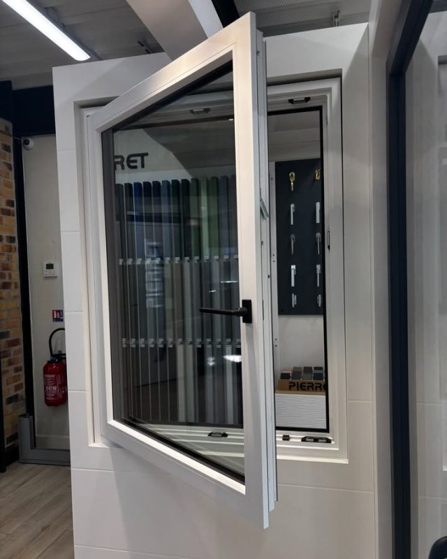 ✨ Nouveauté dans notre showroom de Franconville !

Découvrez la nouvelle fenêtre Pierret – gamme Design Affleurant 🪟 : un concentré d’élégance et d’innovation 🔥

💎 Design affleurant pour une finition moderne et épurée
🎨 Bicoloration personnalisable pour s’adapter à vos envies
🔒 Gâches de sécurité sur l’ensemble de la menuiserie, pour une protection optimale
🖐️ Nouvelle poignée disponible en plusieurs coloris
♻️ Soudures invisibles pour un rendu haut de gamme et des lignes parfaites
🌬️ Oscillo-battant pratique et fonctionnel au quotidien
🪄 Teinte structurée mate, proche de l’aspect aluminium pour un effet design incomparable
🛠️ Et toujours la garantie 20 ans Pierret pour une qualité durable 💪

🌟 Venez la découvrir dès maintenant dans notre showroom Homso Confort de Franconville !

#Fenêtre #Showroom #HomsoConfort #Menuiserie #PVC #Finition #Bicoloration #SoudureInvisible #Sécurité #PoignéeDesign #OscilloBattant #TeinteStructurée #AspectAluminium #Garantie20Ans #Confort #IleDeFrance #ValDOise #95 #78 #Franconville #DevisGratuit #Pierret #Belgique #Design #Maison #Rénovation