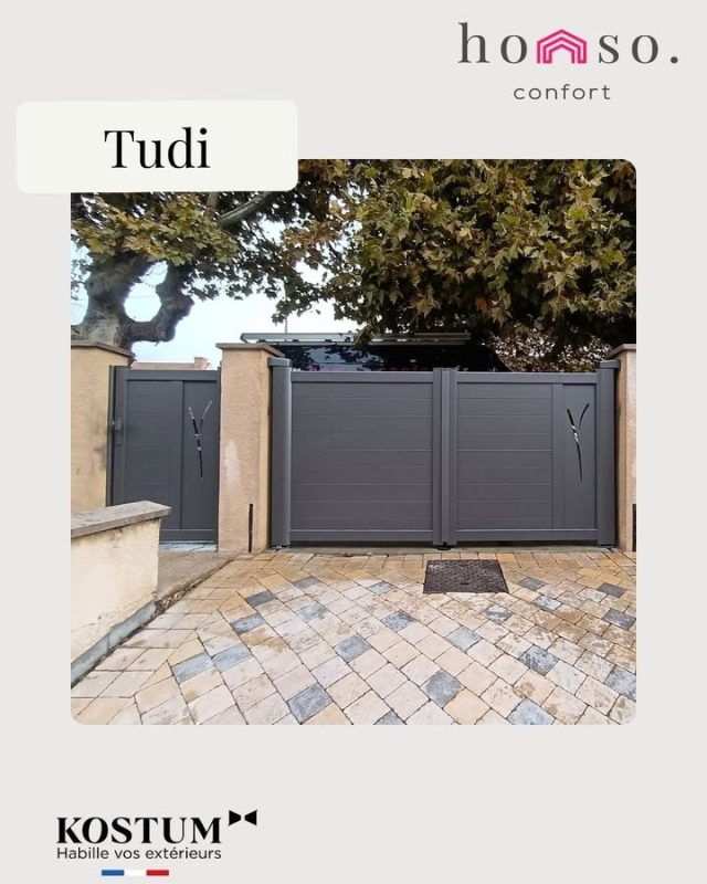 🔨 Nouvelle installation signée Homso Confort ! ✨

Découvrez ce superbe portail aluminium Kostum – gamme Fresk, modèle Tudi, accompagné de son portillon assorti 🚪, installés à Cormeilles-en-Parisis (95) 🏡

Fabrication 100% française, avec une garantie exceptionnelle de 30 ans sur la structure et le thermolaquage 💪 — un vrai gage de qualité, solidité et durabilité.

Ce portail battant à deux vantaux égaux séduit par son remplissage plein et sa tôle décorative “Dudi B” découpée au laser, pour un design moderne et élégant🎨
Sa belle teinte gris sablé ⚙️ apporte une touche contemporaine et raffinée parfaitement intégrée à l’extérieur.

📍 Vous aussi, installez un portail aluminium sur mesure dans le Val-d’Oise avec Homso Confort !
💬 Contactez-nous pour un accompagnement personnalisé et un résultat à votre image 🤝

#HomsoConfort #Portail #Aluminium #Kostum #MadeInFrance #CormeillesEnParisis #Design #Fresk #Tudi #Portillon #DécoupeLaser #Gris #SurMesure #Menuiserie #Fermeture #ValdOise #FabricationFrançaise #Installation #Professionnelle #Extérieur #HomsoConfort #IleDeFrance #Franconville #Showroom #DevisGratuit #95 #78 #92 #93 #60