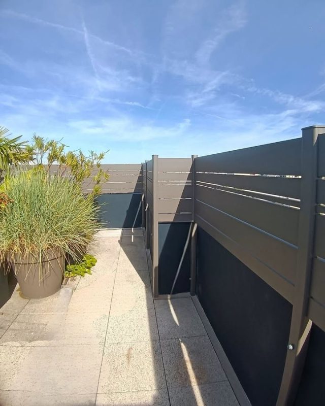 Réalisation à Asnières-sur-Oise : une clôture qui allie style et discrétion 🏗️

Sur cette toiture-terrasse, nos clients souhaitaient un habillage à la fois esthétique et fonctionnel, sans perdre en luminosité ni en vue.

✅ Clôture aluminium Kostum, coloris Gris Quartz texturé RAL 7039 : une teinte contemporaine qui s'accorde à toutes les façades
✅ Association de lames ajourées 90 mm et 150 mm pour un jeu de transparence maîtrisé
✅ Poteaux multidéparts sur platine pour une finition nette, sans fixation apparente disgracieuse

Comme sur chaque chantier : pose assurée par nos techniciens salariés, supervisée par un gérant ancien poseur (35 ans de métier). C'est notre garantie HOMSO CONFORT. 💪

📍 Un projet de clôture ou garde-corps ? Venez en discuter dans notre showroom de 250 m² à Franconville.
🌐 www.homso-confort.fr
#AsnièressurOise #ValdOise #Clôture #Kostum #Aluminium #RénovationHabitat #RGE #Qualibat