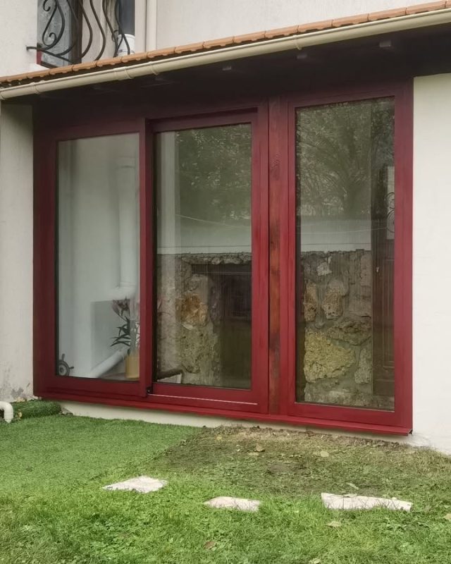 Réalisation à Franconville : une baie vitrée qui change tout 🪟

Sur ce projet, nos clients voulaient ouvrir leur véranda sur le jardin sans sacrifier la sécurité ni le style.

✅ Coulissant aluminium Pierret, 2 vantaux 2 rails : fluidité d'ouverture et gain de place
✅ Coloris RAL 3005, un rouge profond qui donne du caractère à la façade
✅ Complété par un fixe latéral assorti pour maximiser la lumière naturelle
✅ Double vitrage sécurité 44.2 : protection renforcée contre l'effraction et les chocs, sans rien perdre en clarté

Comme sur chaque chantier : pose assurée par nos techniciens salariés, supervisée par un gérant ancien poseur (35 ans de métier).

📍 Un projet de coulissant ou de baie vitrée ? Venez en discuter dans notre showroom de 250 m² à Franconville.
🌐 www.homso-confort.fr
#Franconville #ValdOise #Pierret #Aluminium #RénovationHabitat #RGE #Qualibat