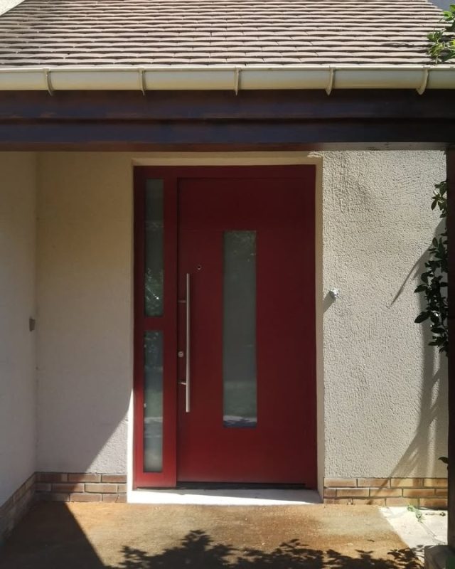 Réalisation à Franconville : une entrée qui a du caractère 🚪

Sur ce projet, nos clients voulaient une porte d'entrée qui affirme le style de leur maison, sans compromis sur la sécurité ni l'isolation.

✅ Porte aluminium Hörmann Thermosafe, décor 689 : la gamme haut de gamme du fabricant, réputée pour ses performances thermiques
✅ Coloris rouge RAL 3005, profond et affirmé, qui sublime la façade
✅ Triple vitrage sécurité 44.1 : protection renforcée contre l'effraction, sans sacrifier la luminosité
✅ Complétée par un fixe latéral Thermosafe de même teinte, vitrage float mat pour une intimité préservée

Comme sur chaque chantier : pose assurée par nos techniciens salariés, supervisée par un gérant ancien poseur (35 ans de métier).

📍 Un projet de porte d'entrée ? Venez découvrir la gamme Hörmann dans notre showroom de 250 m² à Franconville.
🌐 www.homso-confort.fr
#Franconville #ValdOise #Hörmann #Thermosafe #PorteEntrée #RGE #Qualibat